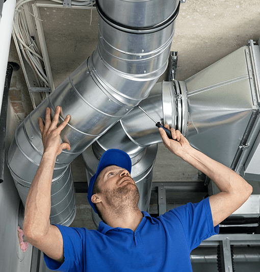 homme travaillant pour une compagnie de nettoyage de conduits de ventilation