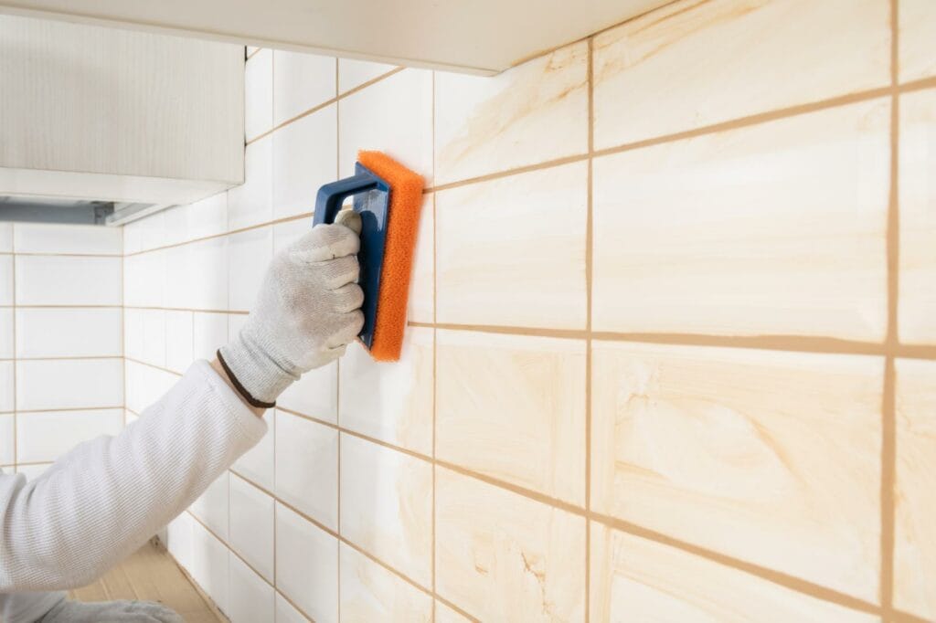 professionnel qui nettoie les joints de ceramique avec une eponge speciale sur les carreaux. Oceanick Nettoyage au quebec canada