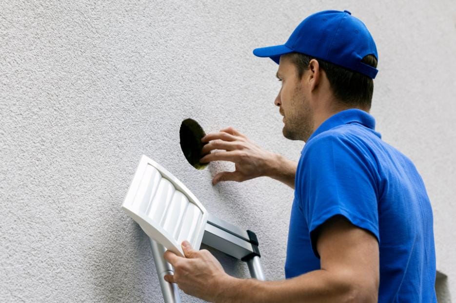 homme professionnel verifiant la maitenance des conduits de chauffage oceanick nettoyage specialiste au quebec